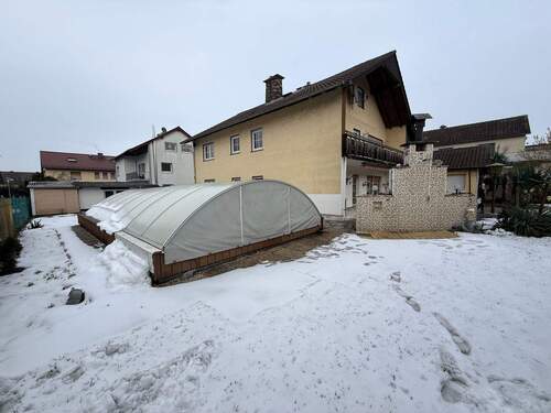 Hausansicht Garten - 8 Zimmer Mehrfamilienhaus, Wohnhaus in Niederdorfelden