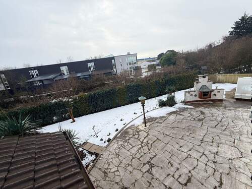 Terrasse vom Balkon aus - Mehrfamilienhaus, Wohnhaus in Niederdorfelden zum Kaufen
