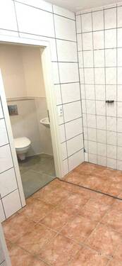 Hintere Ladenfläche mit Eingang zum Bad - 