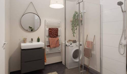 Modern gefliestes Badezimmer mit bodengleicher Dus - Etagenwohnung mit 77,20 m&sup2; in Heringsdorf zum Kaufen