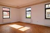 Wohnzimmer mit Parkett und Stuck - Wohnen in ruhiger Zentrumsnähe mit PKW-Stellplatz - Balkon geplant