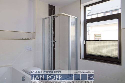 Tageslichtbad mit Wanne und Duschkabine - 4 Zimmer Etagenwohnung in Greiz