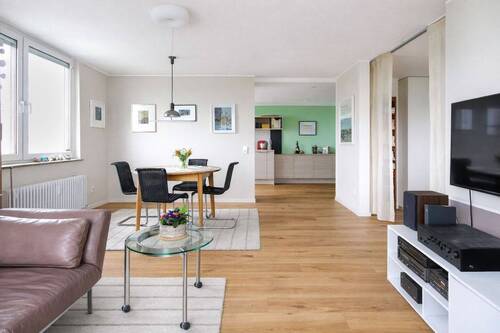 Lichtdurchfluteter Wohn- und Essbereich mit offenem Grundriss und harmonischem Übergang zur Küche - Ruhige Feldrandlage trifft Wohnkomfort - Gepflegte 3-Zimmer-Wohnung mit Balkon und Weitsicht