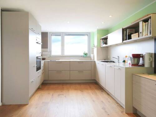 Moderne und hochwertige Küche mit Ofen auf Arbeitshöhe - 3 Zimmer Etagenwohnung in Kornwestheim