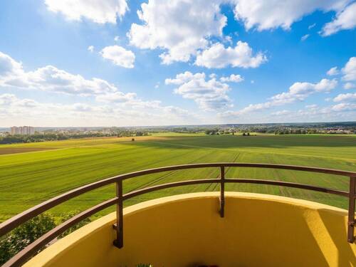 Balkon mit weiter, unverbaubarer Aussicht ins Grüne und über die Umgebung - 