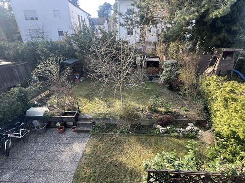 Blick in den Garten vom Balkon - 