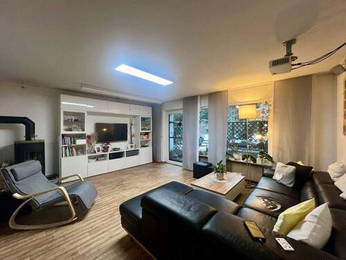 Wohnzimmer - 5 Zimmer Doppelhaushälfte zum Kaufen in Erlangen