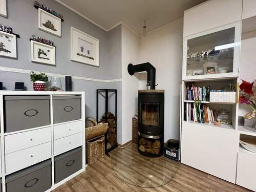 Ofen im Wohnzimmer - 5 Zimmer Doppelhaushälfte in Erlangen