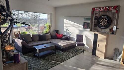 Wohnzimmer mit Balkon - Kurzfristig verfügbar: Sanierte teilmöblierte 2,5-Zimmer-Wohnung mit EBK in Hochheim