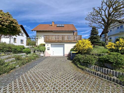 Einfahrt mit Garage - 3 Zimmer Einfamilienhaus in Eschwege