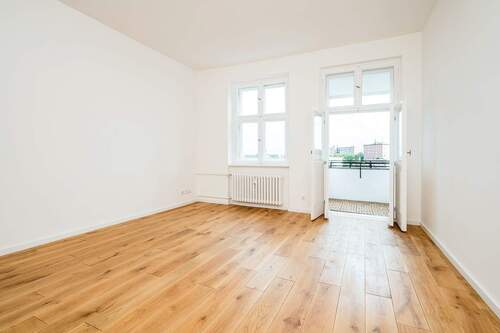 Wohnzimmer mit Balkonzugang - Etagenwohnung mit 69,90 m² in Berlin zum Kaufen