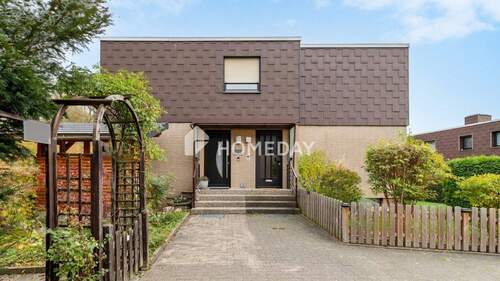 Außenansicht 2 - Stilvoll modernisiertes Zuhause mit Charme - 4-Zimmer-Wohnung mit Balkon, Kamin und Garage