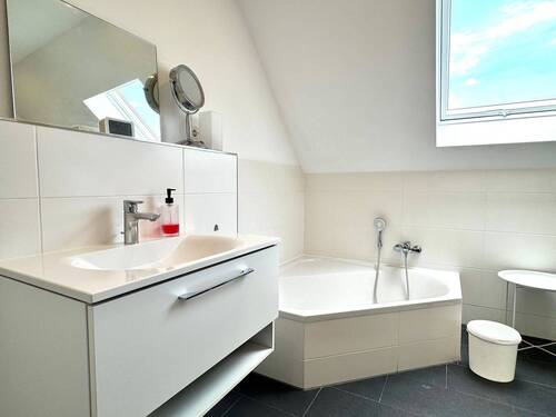 Bad mit Eckbadewanne &... - 