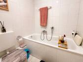 Badezimmer mit Wanne - 