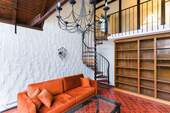 Kaminzimmer mit Wendeltreppe zum Arbeitszimmer - 7 Zimmer Einfamilienhaus in Berlin