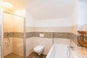 Modernes Badezimmer mit Wanne und Dusche - 