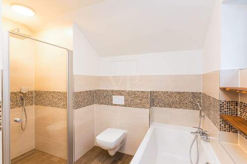 Modernes Badezimmer mit Wanne und Dusche - 