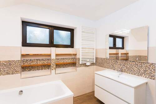 Modernes Badezimmer mit Wanne und Dusche - 