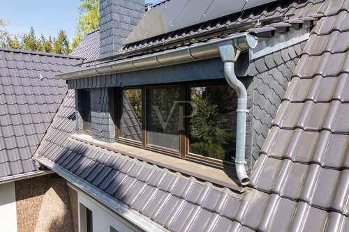 Blick auf das neue Dach mit Gaube und Photovoltaik - 