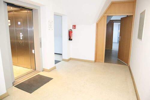 Treppenhaus - NIEBÜLL, 4 ZIMMER DACHGESCHOSSWOHNUNG MIT SCHÖNEM WEITBLICK + FAHRSTUHL