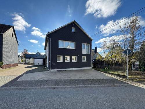 Seitliche Ansicht - 6 Zimmer Mehrfamilienhaus, Wohnhaus zum Kaufen in Zehnhausen bei Rennerod