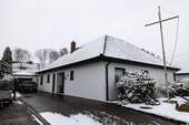 Front - *** VOLLE FAHRT VORAUS durch den SCHNEE in den MODERNISIERTEN BUNGALOW mit AUSBAURESERVE ***