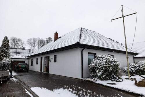 Front - *** VOLLE FAHRT VORAUS durch den SCHNEE in den MODERNISIERTEN BUNGALOW mit AUSBAURESERVE ***