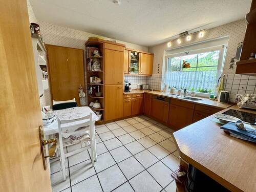 geflieste Küche mit Einbauküche - 