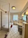 Wannenbad mit Dusche im Erdgeschoss - 