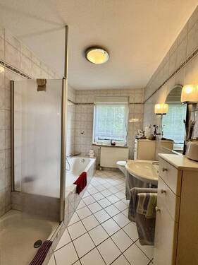 Wannenbad mit Dusche im Erdgeschoss - 