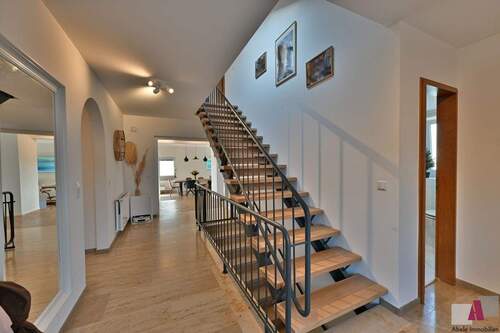 Eingangsbereich / Flur - 6 Zimmer Einfamilienhaus zum Kaufen in Weil am Rhein