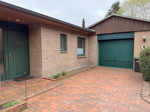 Haustür und Garage - 4 Zimmer Bungalow in Handeloh / Wörme