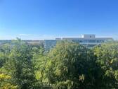 Blick ins Grüne - Moderne 1-Zimmer-Wohnung mit traumhaftem Ausblick, Tiefgaragenplatz und Schwimmbad