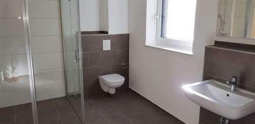 Bad mit Fenster / Top Sanitär - 