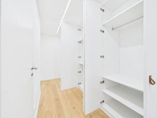 Flur mit Einbauschränken - 