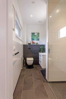 Gäste-WC mit Dusche im EG.jpg - 