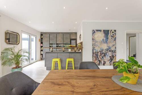 Blick auf die Küche mit Tresen.jpg - 