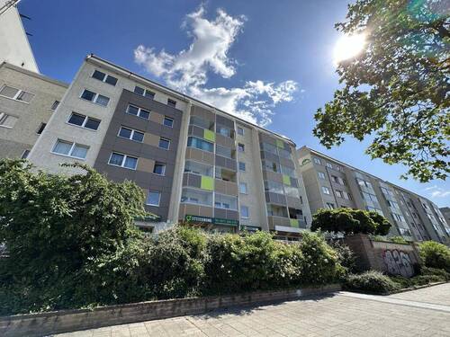 Hausansicht - Direkt im Zentrum gelegene 2-Raum-Whg. mit Balkon