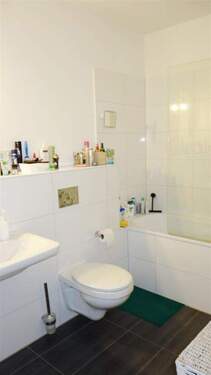 Modernes Bad mit Wanne - 