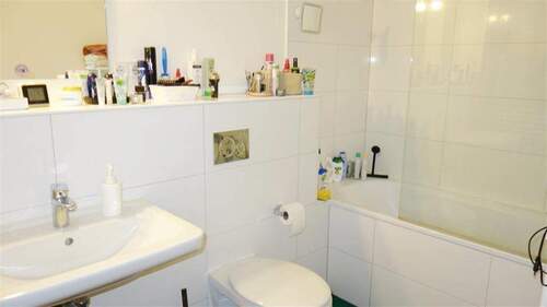 Modernes Bad mit Wanne - 