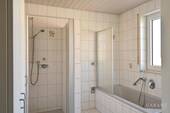 Tageslichtbad-mit-Wanne-und-Dusche - 