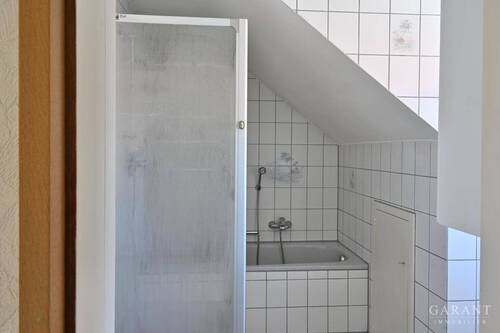 Tageslichtbad-mit-Wanne-und-Dusche-DG - 