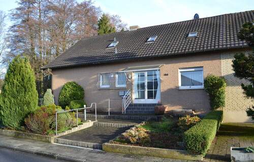 Strassenansicht - Behagliche und gut ausgestattete Doppelhaushälfte als Einfamilienhaus mit zwei Garagen und schönem Garten, sehr ruhige Lage!