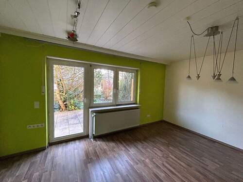 Wohnzimmer im Erdgeschoss - 5 Zimmer Einfamilienhaus zum Kaufen in Eckental