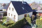 Hausansicht - Zögern Sie nicht: Gepflegtes Einfamilienhaus mit schönem Garten und Carport