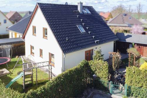 Hausansicht - Zögern Sie nicht: Gepflegtes Einfamilienhaus mit schönem Garten und Carport