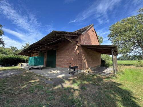 Seitenansicht zur Scheune mit Vorplatz - 