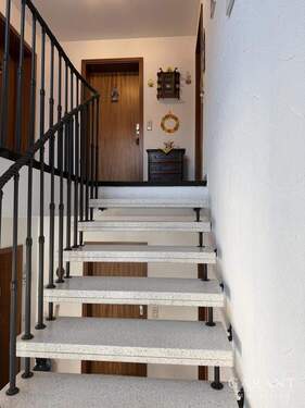 Treppenhaus, Wohneingang - 2 Zimmer Etagenwohnung zum Kaufen in Fichtenberg