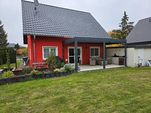 Hinteransicht mit Terrasse - 