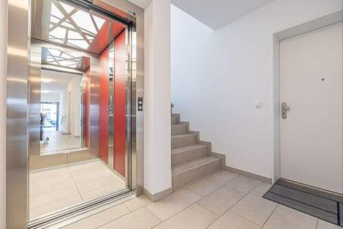 Hauseingang mit Fahrstuhl - 